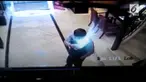 Sebuah ponsel tiba-tiba meledak saat berada di saku seorang pria. Kejadian ini terekam kamera pengintai di dalam gedung.