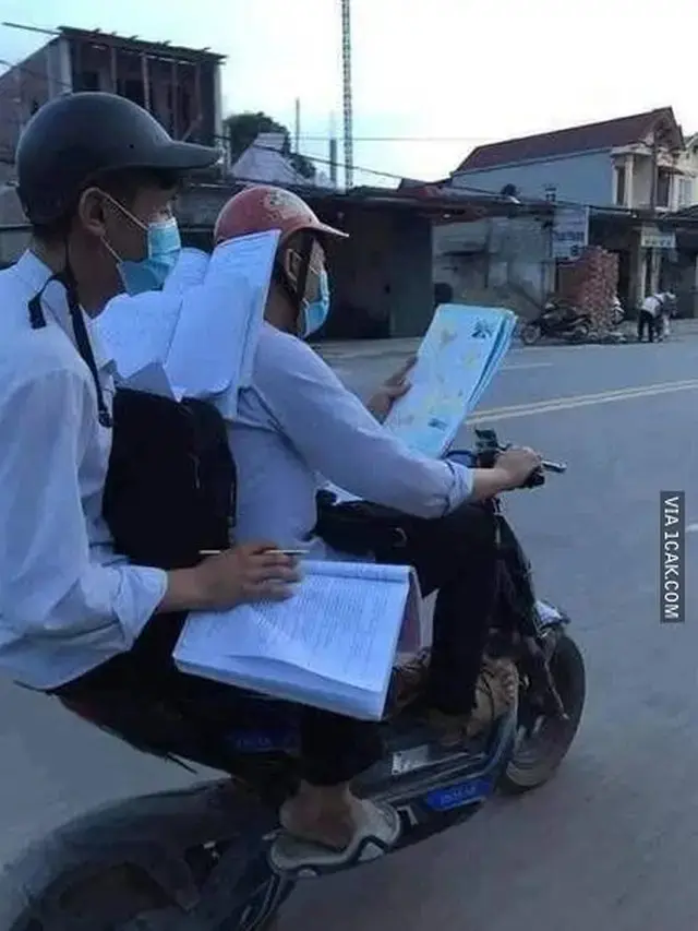 6 Potret Siswa Belajar di Atas Motor Ini Bikin Deg-degan, Detik-detik Jelang Ujian