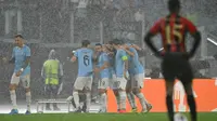 Penyerang Lazio asal Argentina Valentin Castellanos merayakan gol bersama rekan satu timnya selama pertandingan sepak bola Liga Eropa antara Lazio dan Nice di stadion Olimpiade di Roma, pada tanggal 3 Oktober 2024.Andreas SOLARO / AFP