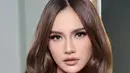 Mahalini Raharja sempat menjadi perbincangan hangat setelah ia memutuskan untuk melakukan operasi plastic. Ini adalah penampilan perdana setelah ia melakukan operasi, dengan makeup bernuansa merah muda, area mata Mahalini dipertajam dan bibirnya dipulas menggunakan warna pink yang super lembut. [Foto: Instagram/dhirmanputra]