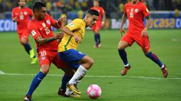 Gelandang Brasil, Philippe Coutinho, berusaha melewati bek Cile, Gonzalo Jara, pada laga kualifikasi Piala Dunia 2018 di Stadion Allianz Parque, Sao Paulo, Selasa (10/10/2017). Brasil menang 3-0 atas Cile. (AFP/Nelson Almeida)