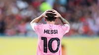 Pemain Inter Miami, Lionel Messi, tampak kecewa setelah gagal mencetak gol ke gawang Al Ahly pada pertandingan pembuka Grup A Piala Dunia Antarklub 2025 di Hard Rock Stadium pada Minggu (15/6/2025). (AFP/Photo by Megan Briggs)