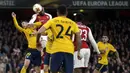 Striker Arsenal, Alexandre Lacazette, mencetak gol ke gawang Atletico Madrid pada laga semifinal Liga Europa di Stadion Emirates, Kamis (26/4/2018). Arsenal ditahan 1-1 oleh Atletico Madrid. (AP/Tim Ireland)