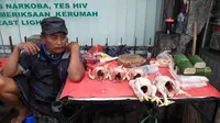 Sarwanto (52) pedagang daging ayam di Pasar Pondok Gede tengah menjajakan jualannya. (Liputan6.com/Bawono)
