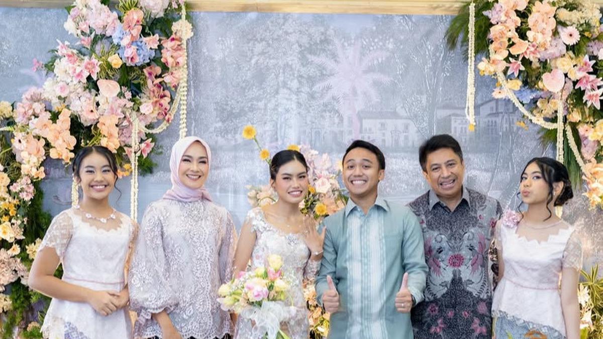 6 Pesona Kedua Adik Namira Adjani Putri Alya Rohali saat Acara Lamaran, Kompak Kenakan Kebaya Peplum Pink