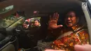 Ketua Umum Gerindra Prabowo Subianto melambaikan tangan usai melakukan pertemuan dengan Ketua Umum Partai Demokrat Susilo Bambang Yudhoyono (SBY) di Mega Kuningan, Jakarta, Kamis (9/8). Pertemuan berlangsung tertutup dan singkat. (Merdeka.com/Imam Buhori)