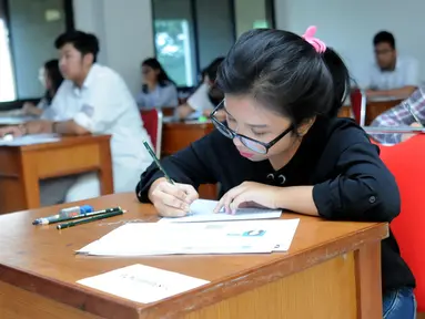 Peserta mengisi soal Seleksi Bersama Masuk Perguruan Tinggi (SBMPTN) 2018 di Kampus Universitas Islam Negeri (UIN) Syarif Hidayatullah, Ciputat, Banten,Tangerang Selatan, Selasa (8/5). (Merdeka.com/Arie Basuki)