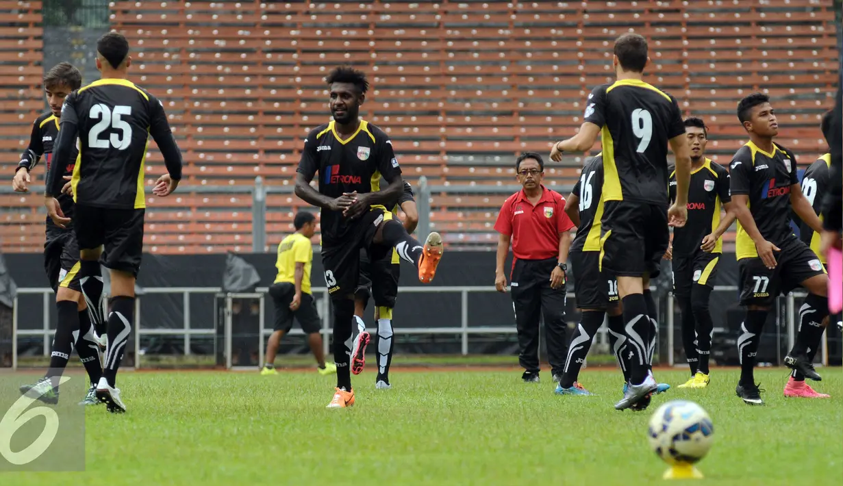 Penyerang Mitra Kukar, Yanto Rudolf Basna (hadap lensa) melakukan pemanasan jelang berlatih di Stadion GBK Jakarta, Sabtu (23/1/2016). Mitra Kukar akan melawan Semen Padang di final Piala Jenderal Sudirman, Minggu (24/1). (Liputan6.com/Helmi Fithriansyah)