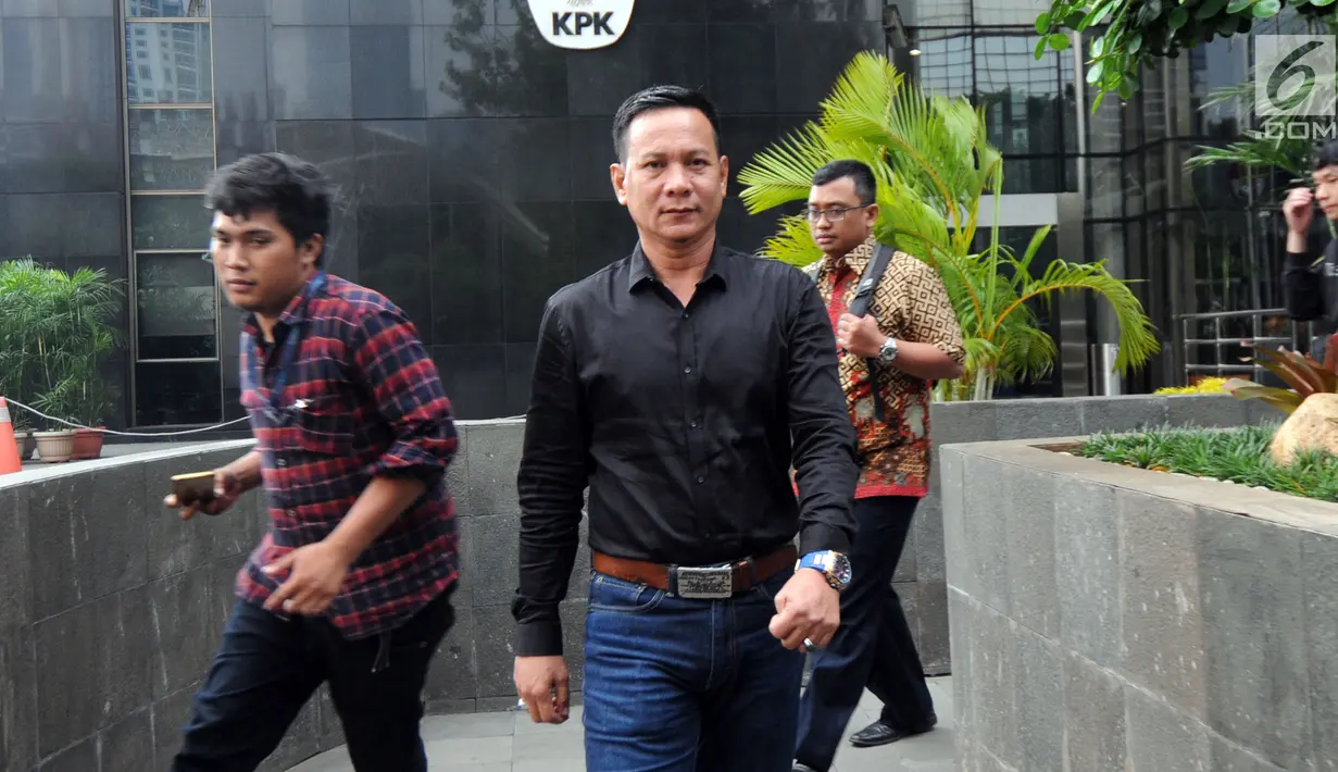 Pengusaha Jambi, Ahmad Jais usai menjalani pemeriksaan di Gedung KPK, Jakarta, Kamis (3/5). Ahmad Jais diperiksa sebagai saksi kasus gratifikasi sejumlah proyek di Provinsi Jambi. (Merdeka.com/Dwi Narwoko)