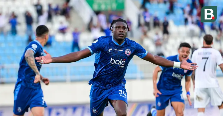 Striker Arema FC, Samule Otusanya, melakukan selebrasi setelah mencetak gol penyeimbang 2-2 saat menghadapi Bhayangkara Presisi Lampung FC dalam lanjutan BRI Super League 2026/2027 di Stadion Kanjuruhan, Malang, Sabtu (10/10/2026). Gol tersebut memastikan Singo Edan bangkit setelah tertinggal dua gol pada babak pertama dan menyelamatkan satu poin di hadapan Aremania. (Bola.com/Iwan Setiawan)
