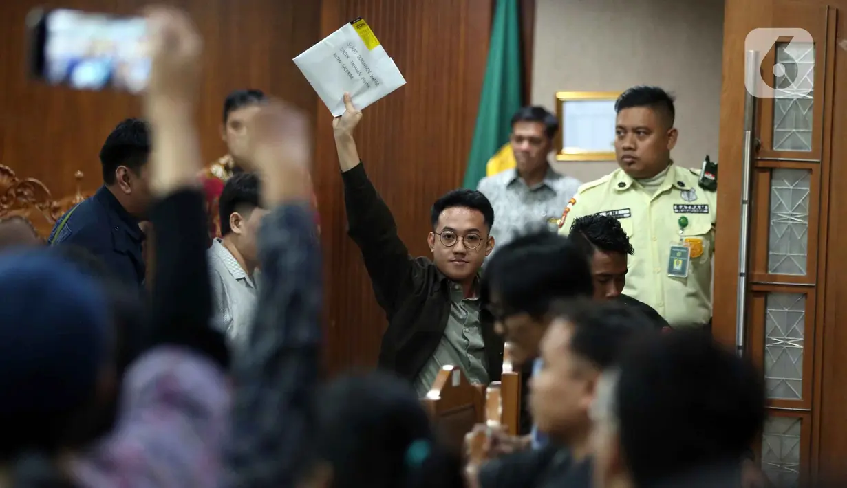 Delpedro Marhaen mengangkat tangan usai mengikuti sidang lanjutan dugaan penghasutan kerusuhan pada Agustus 2025 di Pengadilan Negeri Jakarta Pusat, Kamis (8/1/2026). Majelis Hakim Pengadilan Negeri Jakarta Pusat membacakan putusan sela kasus dugaan penghasutan kerusuhan pada Agustus 2025. (Liputan6.com/Helmi Fithriansyah)