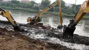 Petugas menggunakan alat berat mengeruk lumpur yang mengendap di Kanal Banjir Barat, Jakarta, Jumat (3/11). Pengerukan dilakukan sebagai langkah antisipasi banjir seiring memasuki musim hujan. (Liputan6.com/Immanuel Antonius)