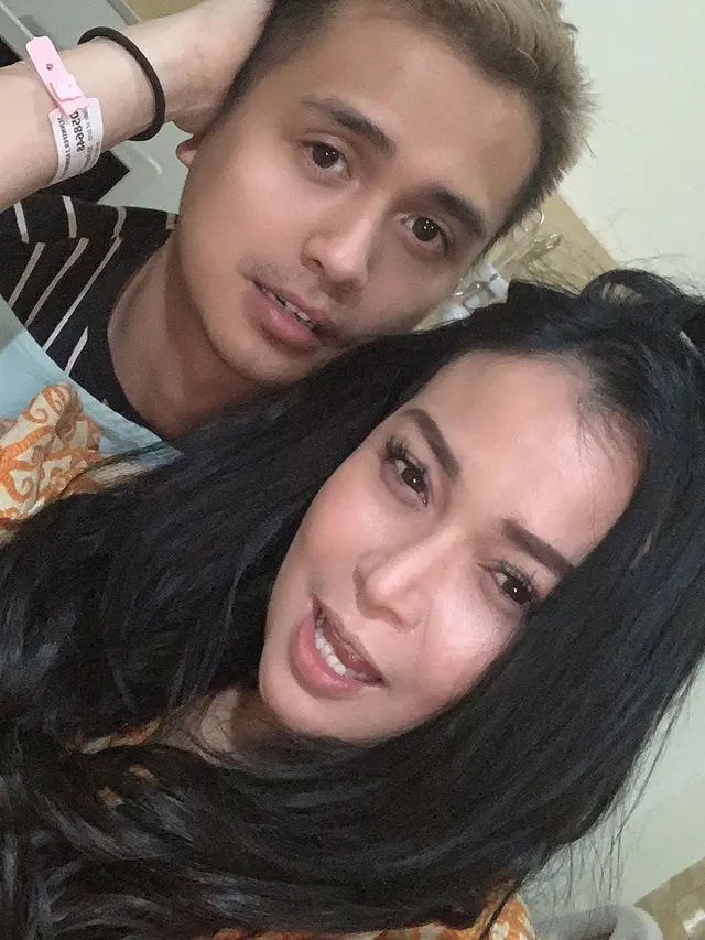 Diisukan Rumah Tangganya Retak, Ini 6 Potret Mesra Jennifer Jill dan Ajun Perwira