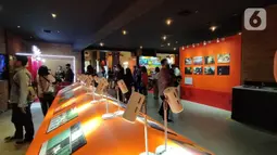 Sejumlah pengunjung melihat pameran Jakarta Film Week 2022 hari kedua di CGV Grand Indonesia, Jakarta, Jumat (14/10/2022). Jakarta Film Week 2022 akan berlangsung pada 13-16 Oktober 2022 di CGV Grand Indonesia, Kineforum-Taman Ismail Marzuki, dan Ashley Hotel Wahid Hasyim Jakarta. (Liputan6.com/magang/Aida Nuralifa)