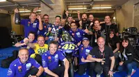 Pembalap Movistar Yamaha, Valentino Rossi merayakan podium ketiga MotoGP Prancis 2018 di Sirkuit Le Mans. (Twitter/Yamaha Motor)