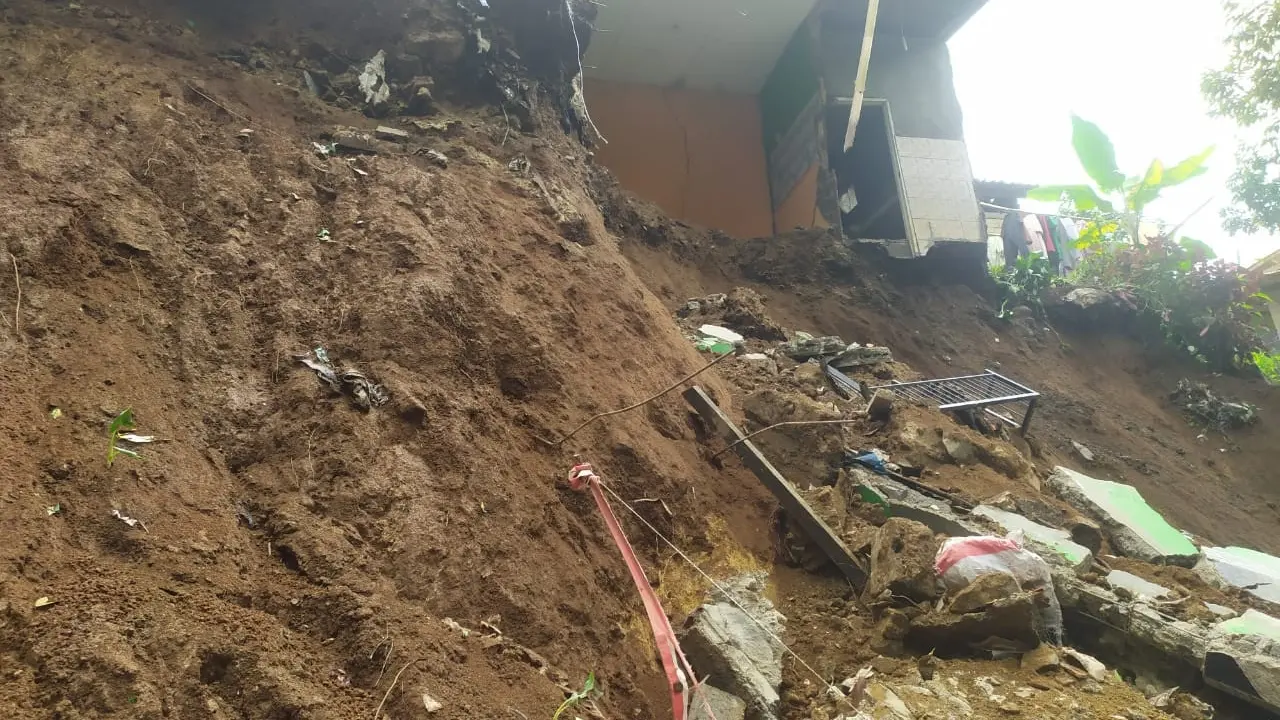 Gempa yang mengguncang Sukabumi magnitudo 5,8 memicu terjadinya tanah longsor di Desa Tugu jaya, Kecamatan Cigombong, Kabupaten Bogor. (Liputan6.com/Achmad Sudarno)