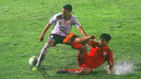 Pemain Blitar United (merah) menyaingi permainan Bali United pada leg pertama babak 32 Besar Piala Indonesia 2018 di Stadion Gelora Suprijadi, Kota Blitar, Kamis (24/1/2019). (Bola.com/Gatot Susetyo)