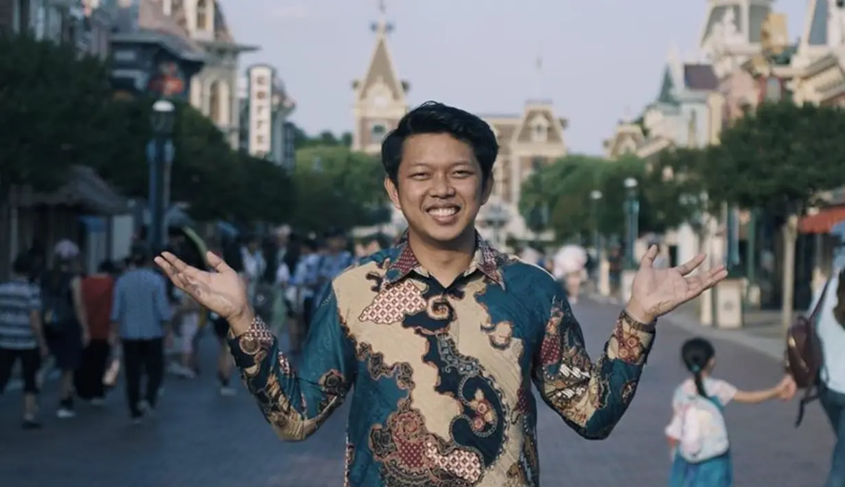 Pemeran Bayu di film Yowis Ben ini bahkan tak segan memakai batik saat berlibur di Hong Kong. Pada saat itu, ia mengunjungi Universal Studio Hongkong dengan memakai batik. Gayanya dengan batik saat di USH ini banjir pujian netizen. (Liputan6.com/IG/@moektito)