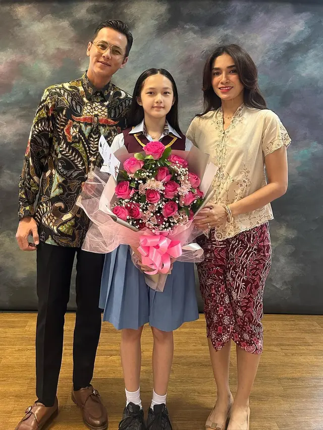 Elea Anak Ussy dan Andhika Lulus SD
