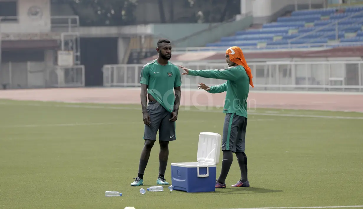 Abdu Lestaluhu (kanan) dan Yanto Basna membahas strategi saat latihan pemain Timnas Indonesia di Stadion Rizal Memorial, Manila, (23/11/2016).  (Bola.com/Nicklas Hanoatubun)