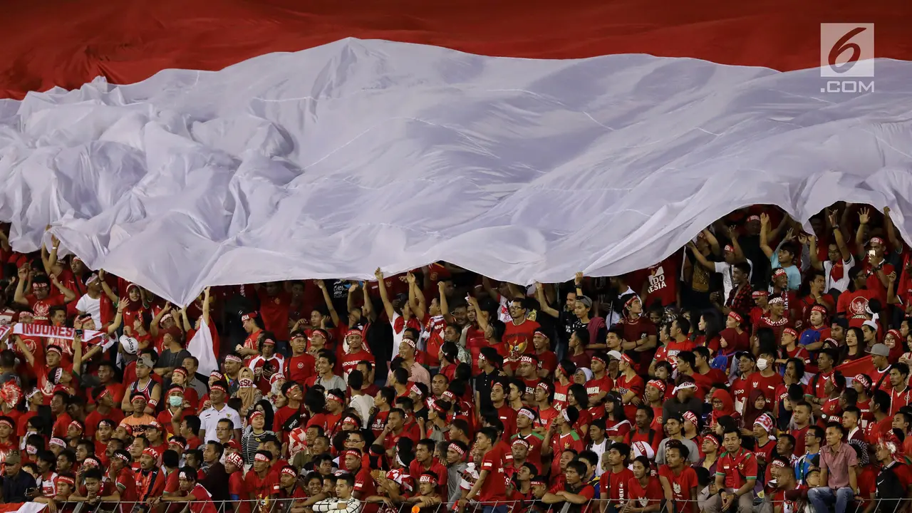 Suporter Timnas Indonesia Bentangkan Bendera Merah Putih Raksasa