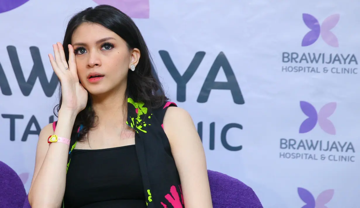 “Sebenarnya di luar perkiraan. Kalau HPL Februari, tapi dimajuin ke Januari karena aku sering kontraksi dan mules. Akhirnya dipilih tanggal  11 Januari sesuai dengan tanggal lahir almahrum ayah mas Adi,” kata Donita. (Nurwahyunan/Bintang.com)