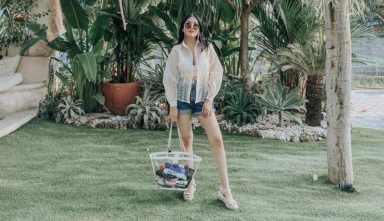 Berlibur di Pulau Dewata, wanita kelahiran Padang ini pun nampak menanggalkan high heelsnya, ia memilih untuk mengenakan sandal wedges yang memiliki alas rata. (Liputan6.com/IG/nindyparasadyharsono)