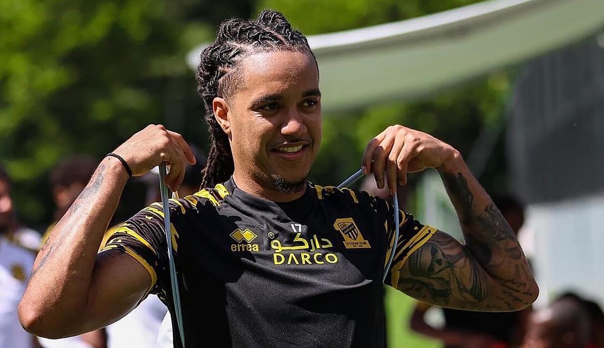 Helder Costa. Sayap kanan Angola berusia 29 tahun milik Leeds United ini dipinjamkan ke luar liga Eropa, tepatnya ke Liga Arab Saudi bersama Al Ittihad pada awal musim 2022/2023 dengan biaya 4,8 juta euro atau setara Rp79 miliar dengan durasi peminjaman selama satu tahun hingga akhir musim 2022/2023. Selama masa peminjaman bersama Al Ittihad, hingga kini ia telah bermain dalam 8 laga di Saudi Pro League dengan menyumbang 1 gol. (twitter.com/heldercosta)