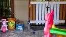 Pemandangan umum menunjukkan gerbang pusat penitipan anak Little Aresha, yang disegel polisi setelah adanya dugaan penganiayaan anak, di Umbulharjo, Yogyakarta, pada Senin 27 April 2026. (DEVI RAHMAN/AFP)