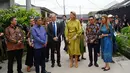 Saat berkunjung, Ratu Maxima menyempatkan untuk berinteraksi dengan warga penghuni kompleks perumahan bersubsidi tersebut. Tampak dalam foto, Ratu Maxima dari Belanda (tengah), dalam kapasitasnya sebagai Advokat Khusus Sekretaris Jenderal Perserikatan Bangsa Bangsa (PBB) untuk Kesehatan Keuangan (UNSGSA), mengunjungi kompleks perumahan bersubsidi untuk keluarga berpenghasilan rendah di Bekasi, Jawa Barat, pada Rabu 26 November 2025. (Tatan Syuflana/POOL/AFP)