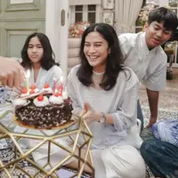 Lihat di sini tampilan sederhana Dian Sastrowardoyo gelar pengajian dalam rangka ulang tahun ke-43. [@therealdisastr].