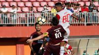 Duel Madura United vs PSM dalam laga leg kedua semifinal Piala Indonesia 2018 di Stadion Gelora Madura, Pamekasan, Minggu (7/7/2019). (Bola.com/Aditya Wany)