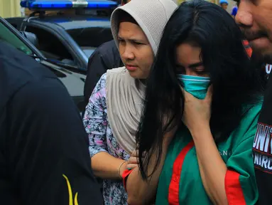 Artis sekaligus model Andi Novitalia alias Vitalia Sesha mengenakan baju tahanan saat dihadirkan dalam konferensi pers dalam kasus narkoba di Polres Metro Jakarta Barat, Kamis (26/2/2020). Vitalia Shesa resmi menjadi tersangka kasus narkoba. (merdeka.com/Magang/Muhammad Fayyadh)