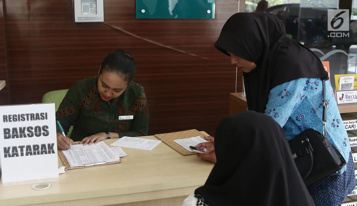 Pasien mendaftar saat bakti sosial operasi katarak bagi masyarakat prasejahtera di EMC Sentul, Bogor, Jumat (26/10). Bakti sosial ini kerja sama antara RS EMC Sentul, Departemen Mata FKUI/RSCM dan Perdami. (Liputan6.com/Herman Zakharia)