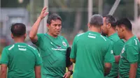 Pelatih Timnas Indonesia U-17, Bima Sakti (dua kiri) saat memimpin sesi latihan di Lapangan ABC, Senayan, Jakarta, Sabtu (15/7/2023). Latihan tersebut digelar guna persiapan menghadapi Piala Dunia U-17 yang akan digelar 10 November hingga 2 Desember 2023 di Indonesia. (Bola.com/Ikhwan Yanuar)