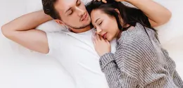 Ilustrasi pasangan suami istri di tempat tidur/copyright freepik.com/lookstudio