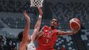Pemain Uni Emirat Arab, Hamid Abdullateef (kanan) berusaha memasukkan bola ke ring dibayangi pemain Timnas Basket Suriah, Emiliano Basabe pada laga hari pertama Indonesia International Basketball Invitational 2023 melawan Suriah di Indonesia Arena, Senayan, Jakarta, Rabu (02/08/2023). Laga dimenangankan oleh UEA dengan skor 63-61. (Bola.com/Bagaskara Lazuardi)