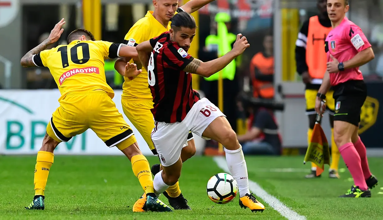 Bek AC Milan, Ricardo Rodriguez berusaha melewati pemain Udinese, Rodrigo de Paul saat bertanding pada lanjutan Liga Serie A Italia di stadion San Siro, Milan, (17/9). AC Milan menang atas Udinese 2-1 dan meraih tiga poin. (AFP Photo/Miguel Medina) 