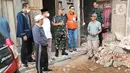 Insan BRILian (Pekerja BRI) bersama jajaran pemda dan aparat saat mengunjungi rumah warga korban gempa di Pasaman Barat, Sumatera Barat, Jumat (26/2/2022). Insan BRILian memberikan bantuan secara bertahap kepada warga yang jauh dari jangkauan. (Liputan6.com/HO/CSR BRI)