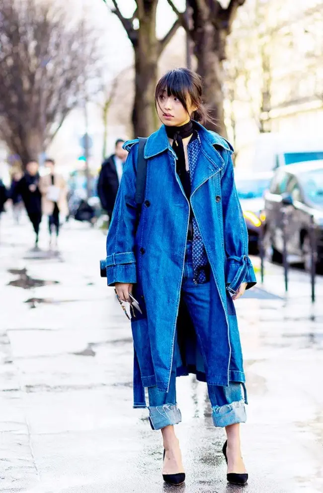 Coba tampil lebih trendi dengan padanan busana serba denim yang stylish. (Foto: Style du Monde/www.whowhatwear.com)