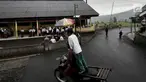 Siswa bermain di halaman sekolah dengan latar belakang pemandangan Gunung Sindoro yang tertutup kabut sebelum dimulainya kegiatan belajar di Gedung Sekolah Dasar (SD) Negeri 2 Bowongso, Kecamatan Kalikajar, Wonosobo, Jawa Tengah (2/4). (merdeka.com/Iqbal S. Nugroho)
