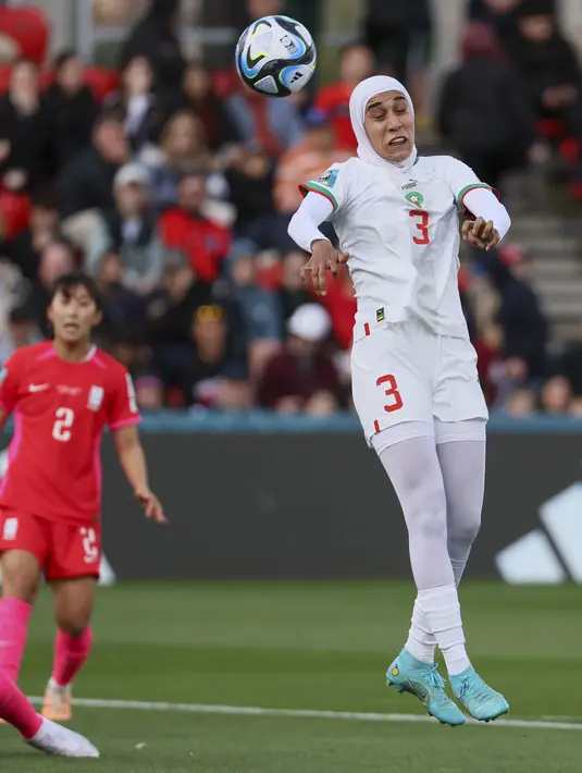 Dalam pertandingan tersebut, Nouhaila Benzina tampil sejak menit awal, dan menghuni pos bek tengah dalam formasi 4-4-2. (AP Photo/James Elsby)