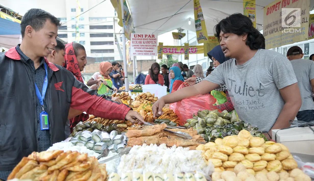 Pedagang melayani pembeli di pasar takjil Benhil, Jakarta, Jumat (2/6). Plt Gubernur DKI Jakarta, Djarot meninjau pasar takjil Benhil serta membeli aneka makanan takjil tradisional. (Liputan6.com/Yoppy Renato)