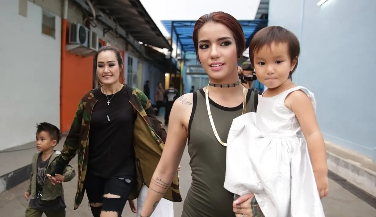 Selain dekat dengan ibu dari tiga orang anak itu, Vanesha juga dekat dengan anak-anak Sheila dari pernikahannya sebelumnya. "Udah kayak bukan orang lain, sama anak-anak udah deket banget lah," kata Sheila Marcia. (Bambang E. Ros/Bintang.com)