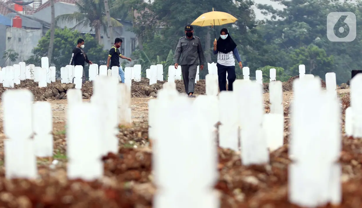 Warga usai berziarah di makam jenazah dengan protokol Covid-19, TPU Srengseng Sawah Dua, Jakarta, Kamis (18/3/2021). Dinkes DKI Jakarta mencatat penambahan kasus kematian akibat Covid-19 pada Maret 2021 berada diatas 40 atau meningkat dari 1,6 menjadi 1,7 persen. (Liputan6.com/Helmi Fithriansyah)