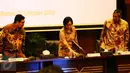 Menteri Keuangan Sri Mulyani  bersama Wamen Mardiasmo saat konferensi pers terkait pengesahan asumsi makro dan postur Anggaran Pendapatan dan Belanja Negara (APBN) 2017 di kantor Kemenkeu, Jakarta, Kamis (27\10). (Liputan6.com/Angga Yuniar)