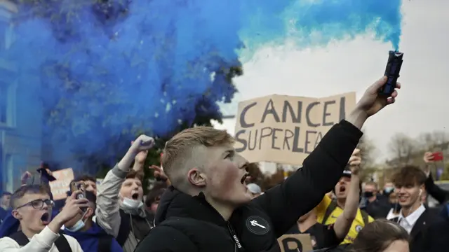 FOTO: Fans Chelsea Protes Keikutsertaan di Liga Super Eropa