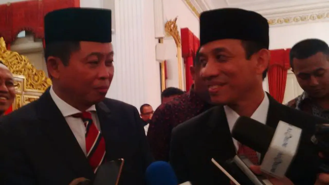 Menteri ESDM Ignasius Jonan dan Wakil Menteri ESDM Arcandra Tahar usai pelantikan di Istana Negara, Jakarta, Jumat (14/10/2016).