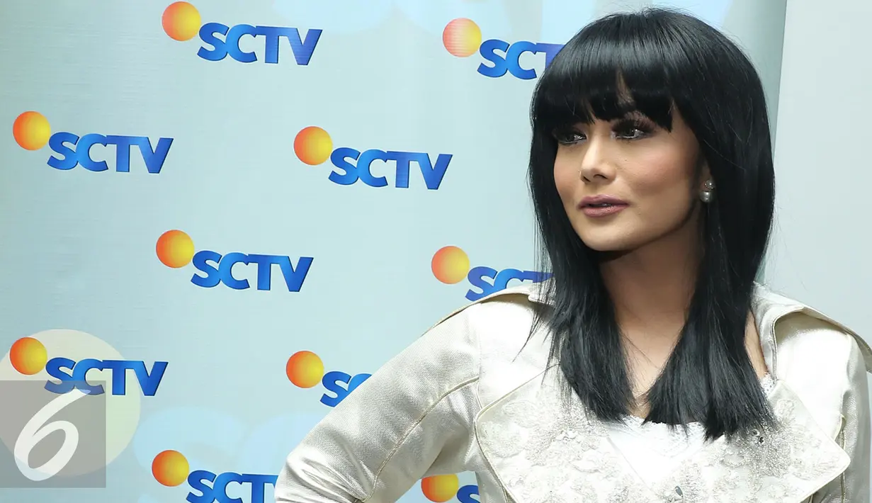 Penyanyi Krisdayanti berpose usai jumpa pres HUT SCTV ke-26 di SCTV Tower, Jakarta, (11/8). Menandai hari jadi SCTV ke-26, SCTV akan menggelar "Malam Puncak Perayaan HUT SCTV 26 Satu Untuk Semua" pada rabu (24/8/2016). (Liputan6.com/Herman Zakharia)