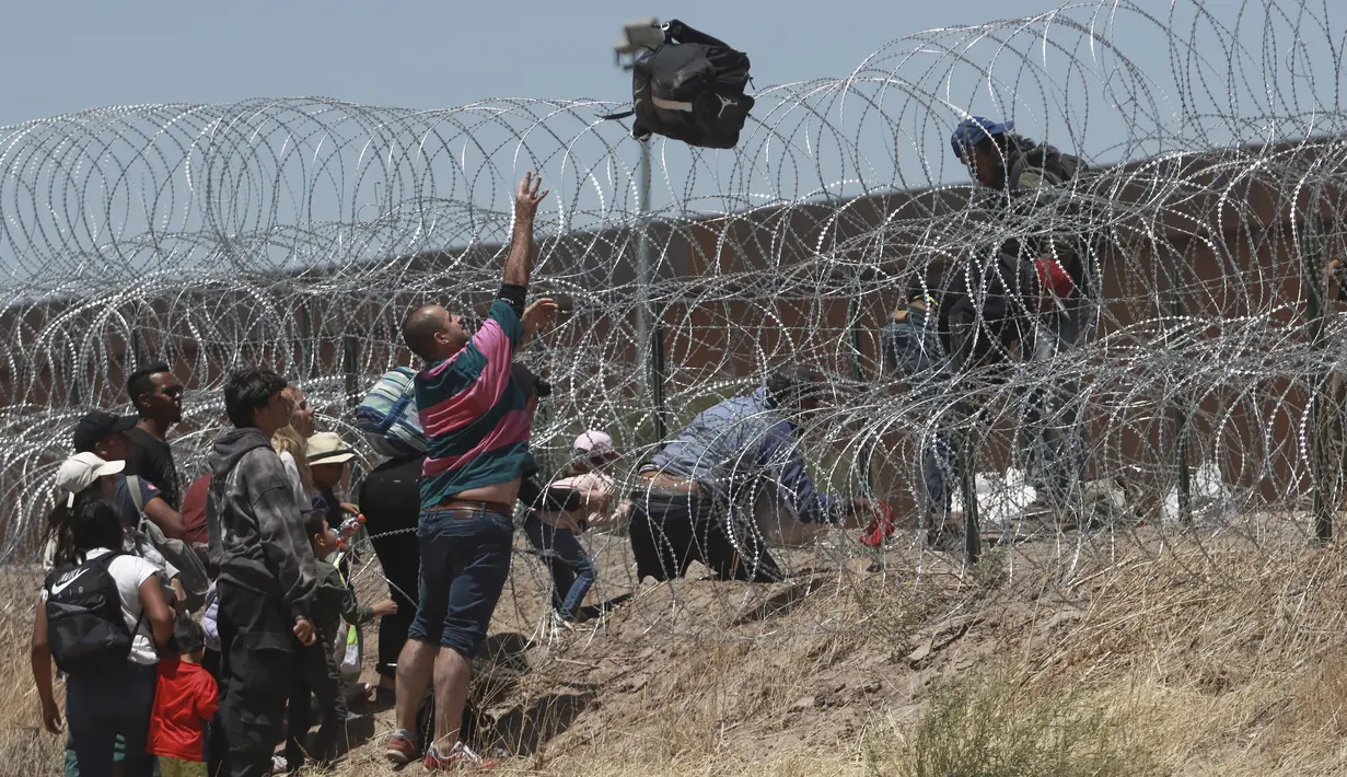 Berakhirnya peraturan yang dikenal sebagai Title 42 ini menimbulkan kekhawatiran di kalangan migran bahwa perubahan tersebut akan mempersulit mereka untuk tinggal di Amerika Serikat. (AP Photo/Fernando Llano)